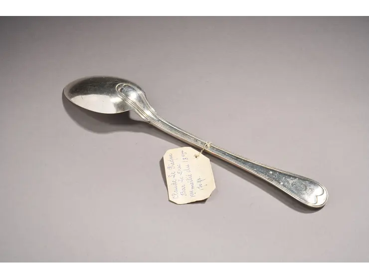 Cuillère à ragout en argent du modèle double filets, piriforme.