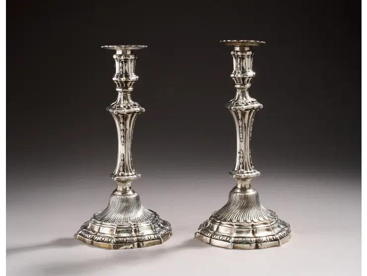 Paire de flambeaux en argent.