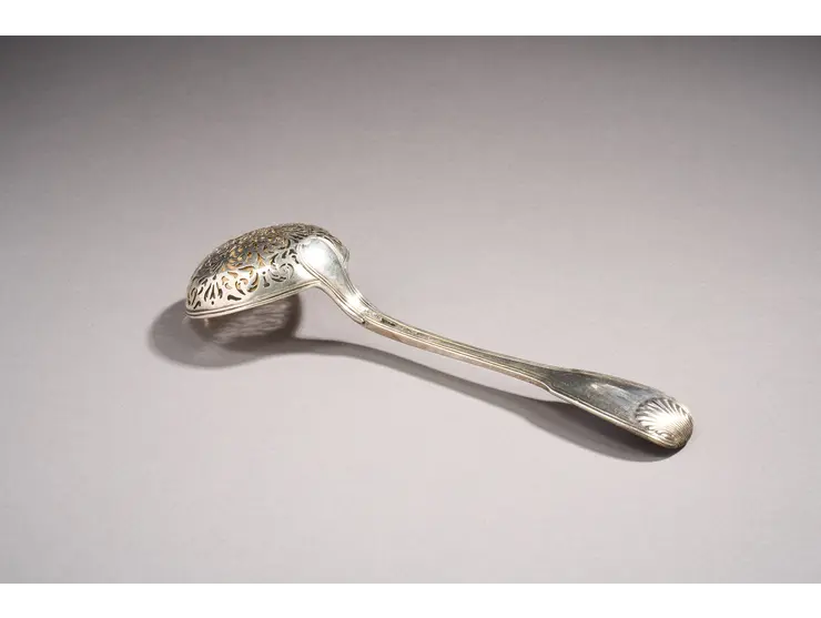 Cuillère à saupoudrer en argent du modèle double filets coquille.