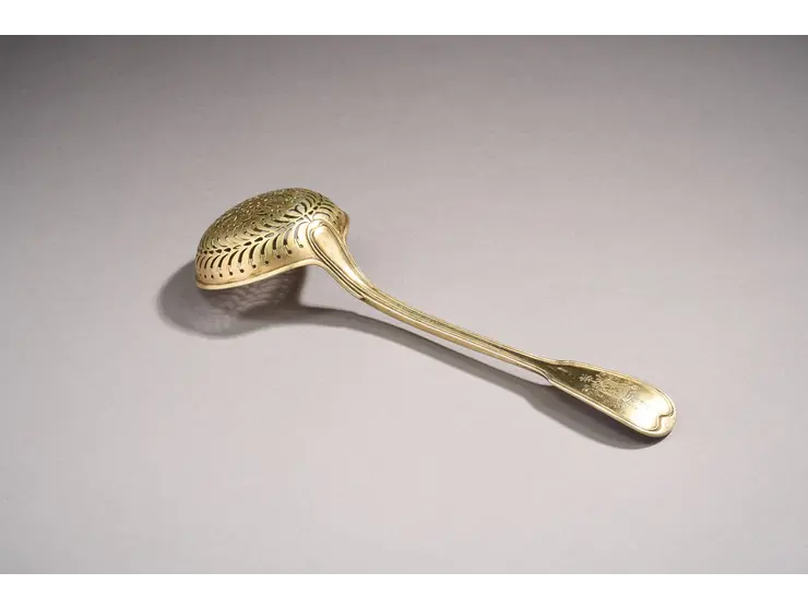 Cuillère à saupoudrer en vermeil du modèle double filets.
