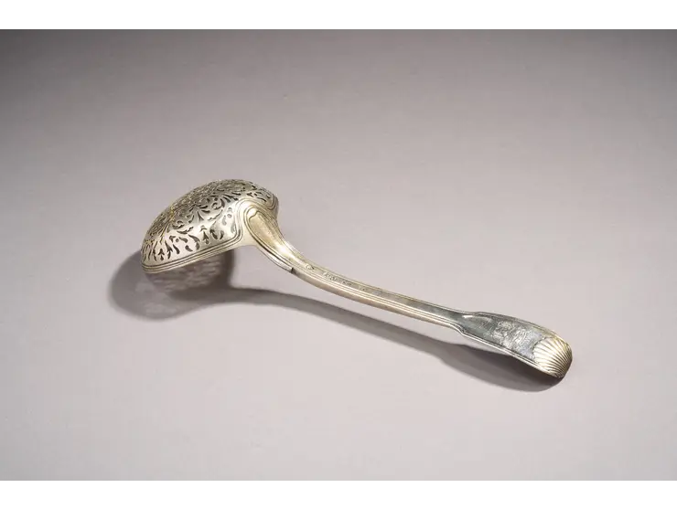Cuillère à saupoudrer en argent du modèle double filets coquille.