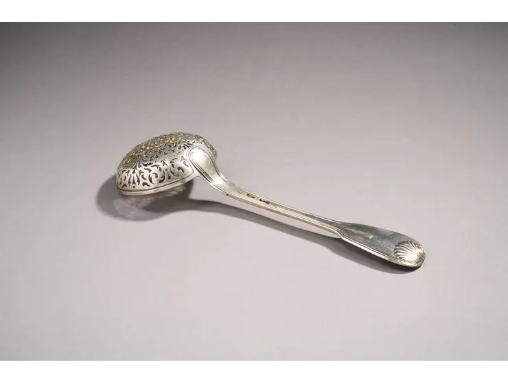 Cuillère à saupoudrer en argent du modèle double filets coquille.