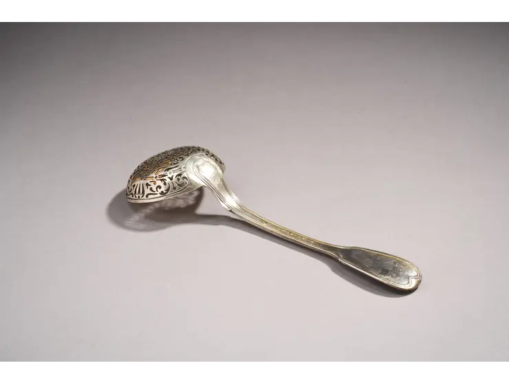 Cuillère à saupoudrer en argent du modèle double filets.