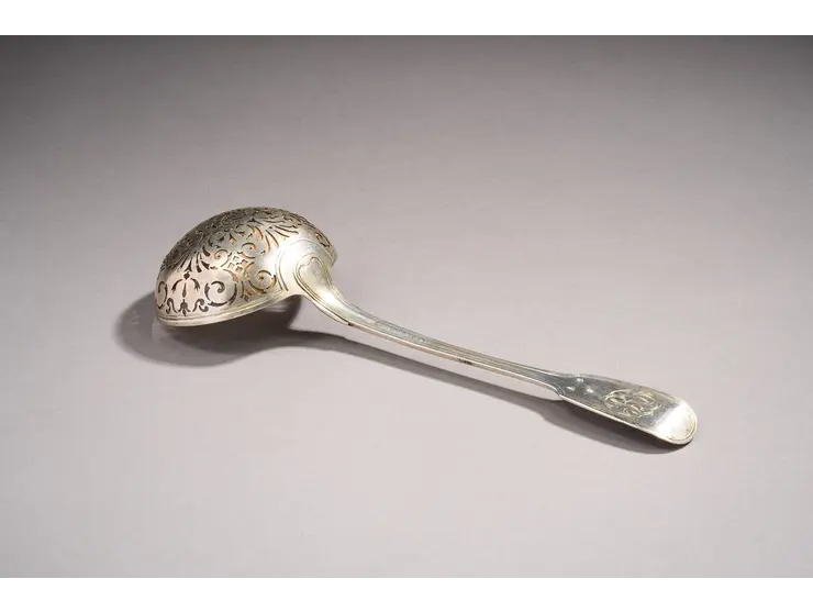 Cuillère à saupoudrer en argent du modèle double filets.