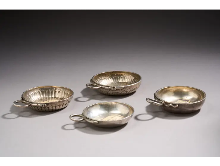 Lot de quatre tasses à vin en argent.