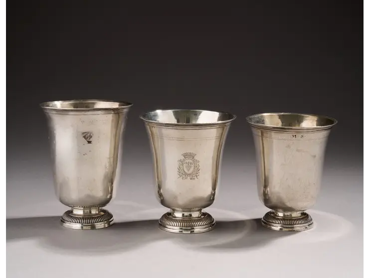 Ensemble de trois timbales en argent de forme tulipe, les corps unis et soulignés de filets sous le buvant.